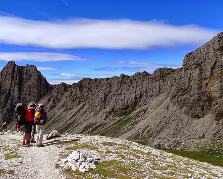 PXL013 J4 : Regard vers les falaises dans lesquelles passe la via-ferrata Massimiliano, parcourue la veille (cf. album-photo de Christian P.).