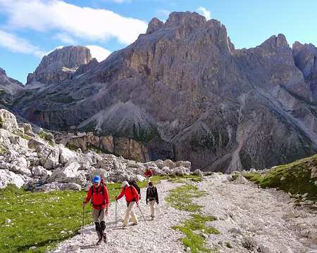 PXL020 Départ d'une grande boucle à partir du refuge Vaiolét.