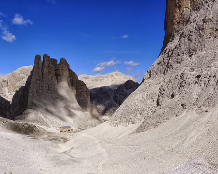 PXL029 Le refuge Re Alberto I, minuscule au pied des tours de Vaiolét.