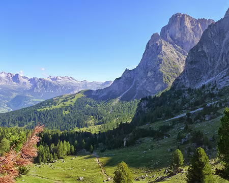 PXL051 La gigantesque brèche séparant le Sasso Piatto et le Sasso Lungo apparaît.