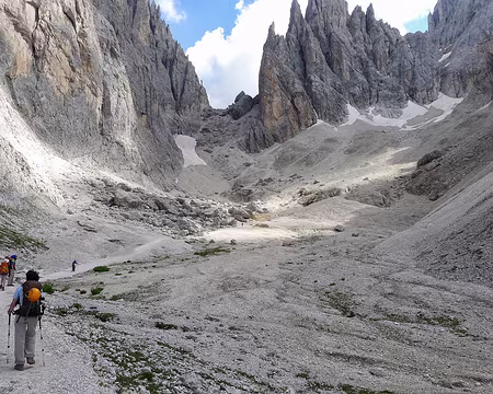PXL057 Direction le refuge Demetz, au col, tout en haut.