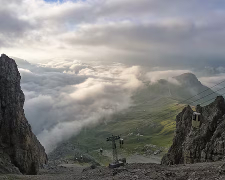 PXL059 Le téléphérique va nous descendre sous la couche nuageuse.