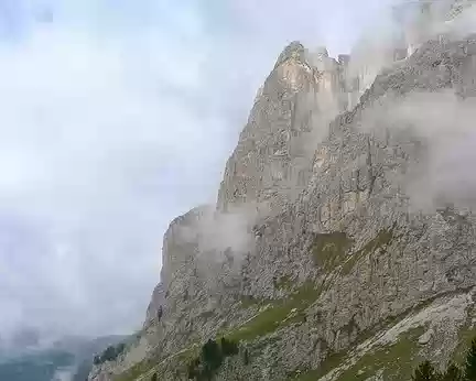 PXL062 Aujourdhui, nous entrons dans le Massif Sella. Comme d'habitude, ça commence dans la verdure.