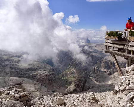 PXL070 Vue spectaculaire depuis la terrase du refuge Capanna Fassa, au sommet du Piz Boé.