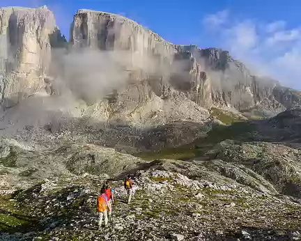 PXL082 Ciel bleu avec petites brumes flottant sur les reliefs. La situation se répète depuis plusieurs jours.