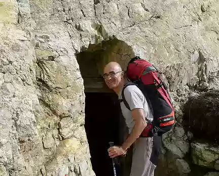 PXL121 Galeries souterraines creusées par les Autrichiens pendant la première guerre mondiale. On rentre par là...