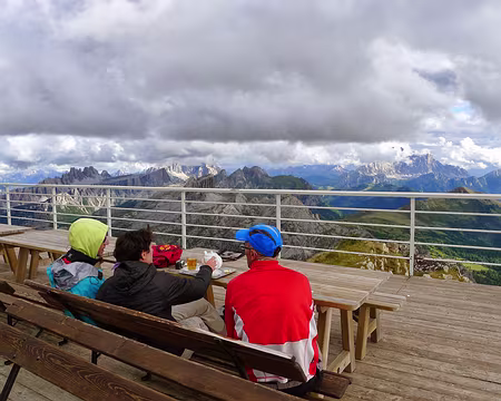 PXL125 La terrasse panoramique du refuge Lagazuoi.