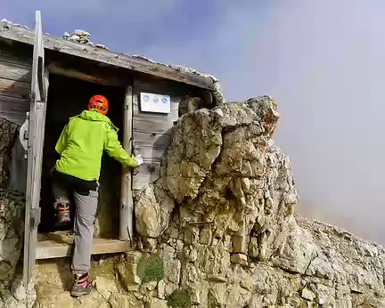 PXL131 Entrée des galeries souterraines creusées par les Italiens, qui vont nous amener 500m plus bas, près du col Falzarego.