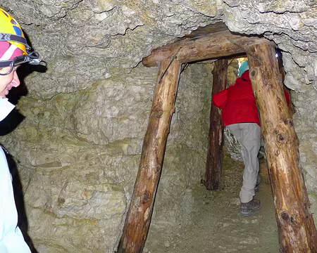 PXL132 Dans les galeries souterraines.