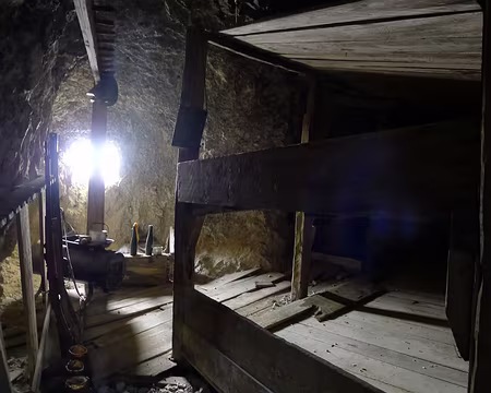 PXL135 Dans les galeries souterraines. Chambre des soldats (!)