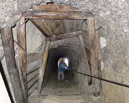 PXL138 Dans les galeries souterraines.