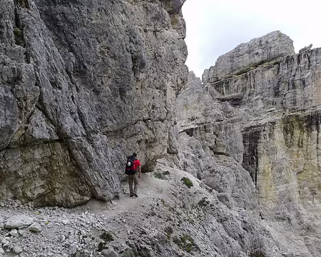 PXL151 Le superbe Sentiero Bonacossa se faufile sur des vires très aériennes.