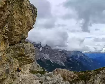 PXL154 Le superbe Sentiero Bonacossa se faufile sur des vires très aériennes.