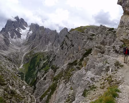 PXL155 Le superbe Sentiero Bonacossa se faufile sur des vires très aériennes.