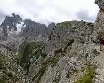 PXL155 Le superbe Sentiero Bonacossa se faufile sur des vires très aériennes.