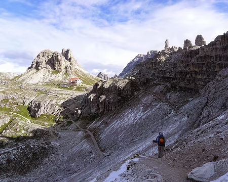 PXL163 Le refuge Locatelli, au pied de la Tour de Toblin.