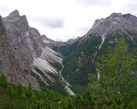 PXL210 Tout en haut du Val Sassovecchio, on distingue le refuge Locatelli et la Tour de Toblin (cf. photo n°164).