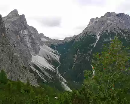 PXL210 Tout en haut du Val Sassovecchio, on distingue le refuge Locatelli et la Tour de Toblin (cf. photo n°164).