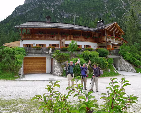 PXL212 Final devant la Talschlusshütte, après 15 jours de raid. Fatigués mais heureux !