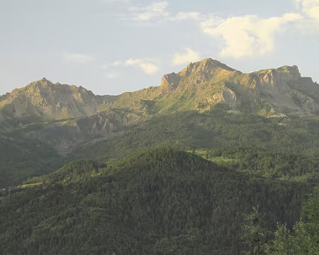 PXL000 1er jour, à Barcelonnette, en face, le col de Fours, porte d'entrée du Mercantour où nous allons le lendemain.