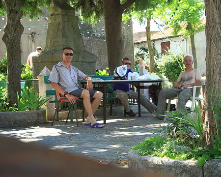 PXL161 Pique-nique sur la place du village.