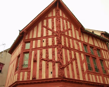 PXL013 LA MAISON DE L’ARBRE DE JESSÉ (XVIe s.) Une façade remarquable ! Les montants de bois reproduisent la généalogie du Christ comme évoqué notamment dans...