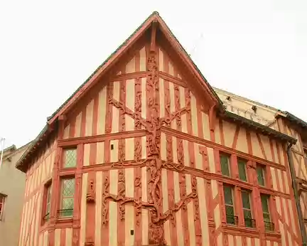 PXL014 Ce thème religieux est très rarement exploité sur un édifice civil ; Cette maison fait partie des trois seules maisons en France avec un arbre de Jessé.