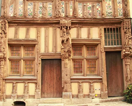 PXL017 Elle est la maison à pans de bois au décor le plus riche de la ville.Elle possède une façade ornée de céramiques (carreaux émaillés verts, bleus et jaunes) et...