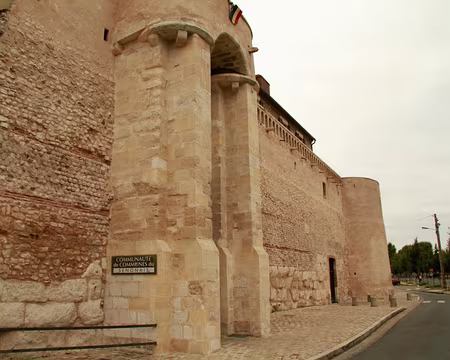 PXL074 Sens : remparts et poterne Garnier des PrésLe sous-bassement date du 3ème siècle ; la partie supérieure ainsi que la poterne, sont du 13ème siècle.