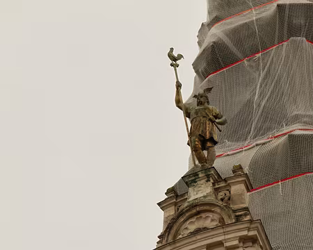 PXL085 L'hotel de ville est orné d'une statue du chef gaulois sénon, Brennus, resté célèbre pour s'être emparé de Rome vers 390 av. J.C.