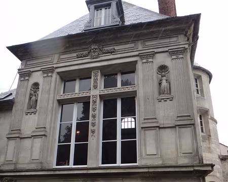 PXL002 Nous commençons cette rando-camping culturelle par la visite du Pavillon Henri II à Villers-Cotterets ; Notre guide est Simon Leboeuf, copropriétaire et...