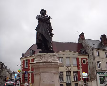 PXL010 La statue d'Alexande Dumas, au centre de Villers-Cotterets