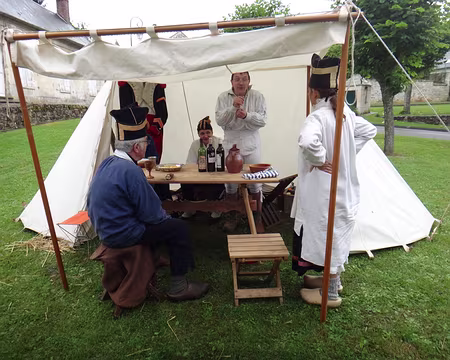 PXL021 Les grognards ont installés leurs camps au centre du village d'Oigny-en-Valois