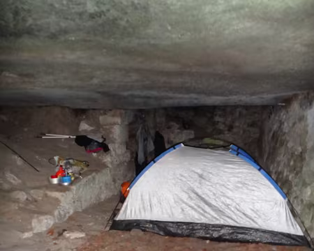 PXL046 ... ou dans l'abri sous roche