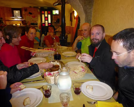 PXL043 Des randonneurs mouillés ont trouvé réconfort à Rodoretto pour le pique-nique.