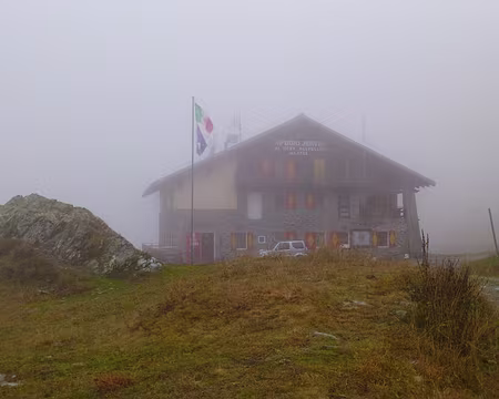 PXL070 Après 1h de brouillard, le refuge Jervis apparaît enfin.