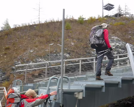 PXL011 Et, pour monter, on emprunte carrément le tremplin de saut à ski.