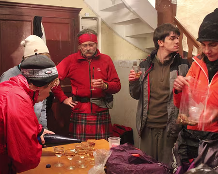 IMG_5532 Arrivés vers 18h sous la neige, trempés alors le réconfort s'impose...