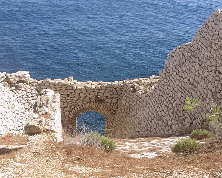 Anciennes installations des carrières sur la pointe de la Cacau Anciennes installations des carrières sur la pointe de la Cacau