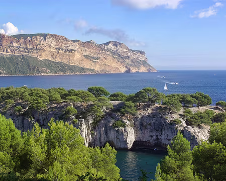 Le cap Canaille vu de la pointe de la Cacau Le cap Canaille vu de la pointe de la Cacau