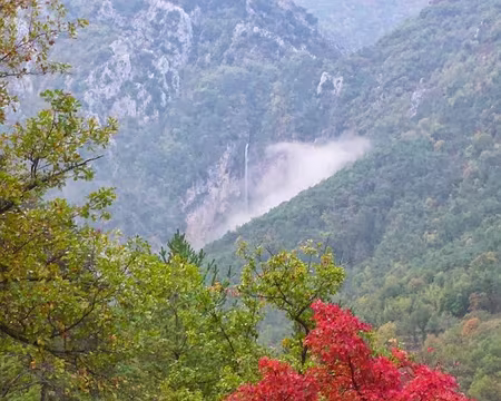 PXL011 Au loin, la cascade de Végay.