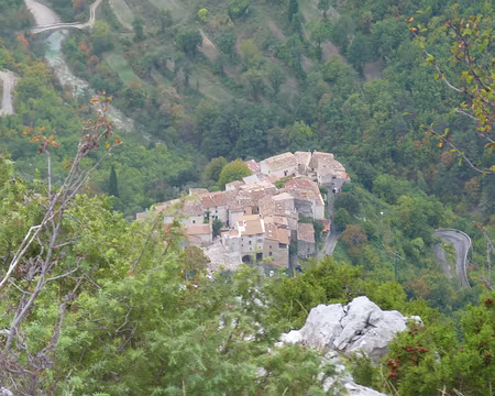 PXL031 Zoom sur Aiglun (au-dessus du porche, notre hébergement, l'auberge de Calendal).