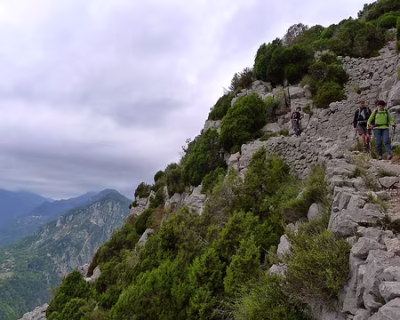 PXL035 Agréable chemin de pierres pour descendre vers Aiglun.