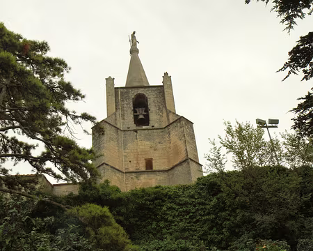 PXL039 Eglise haute XIIè. A noter, la statue du clocher a été réalisée par Philippe Audibert, celui de la tour.