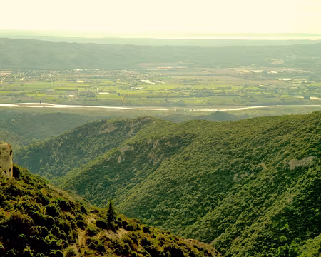 PXL069 En bas, la Durance, au fond, l'étang de Berre.