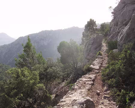 PXL196 Cheminement le long du spectaculaire canal de Massanella
