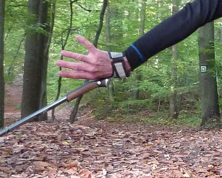 P1040262 la main s'ouvre, le bâton est retenu par la dragonne