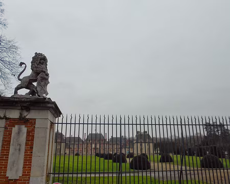 PXL002 ...entouré de jardins à la française et d'un jardin à l'anglaise.