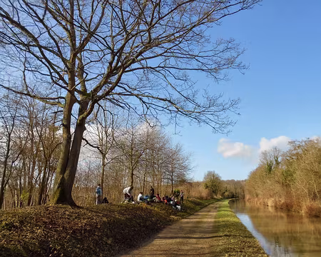 PXL009 Pause déjeuner le long du canal