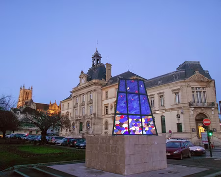 PXL031 Hôtel de Ville de Meaux (1900) et la Cathédrale. Merci à Marylise.